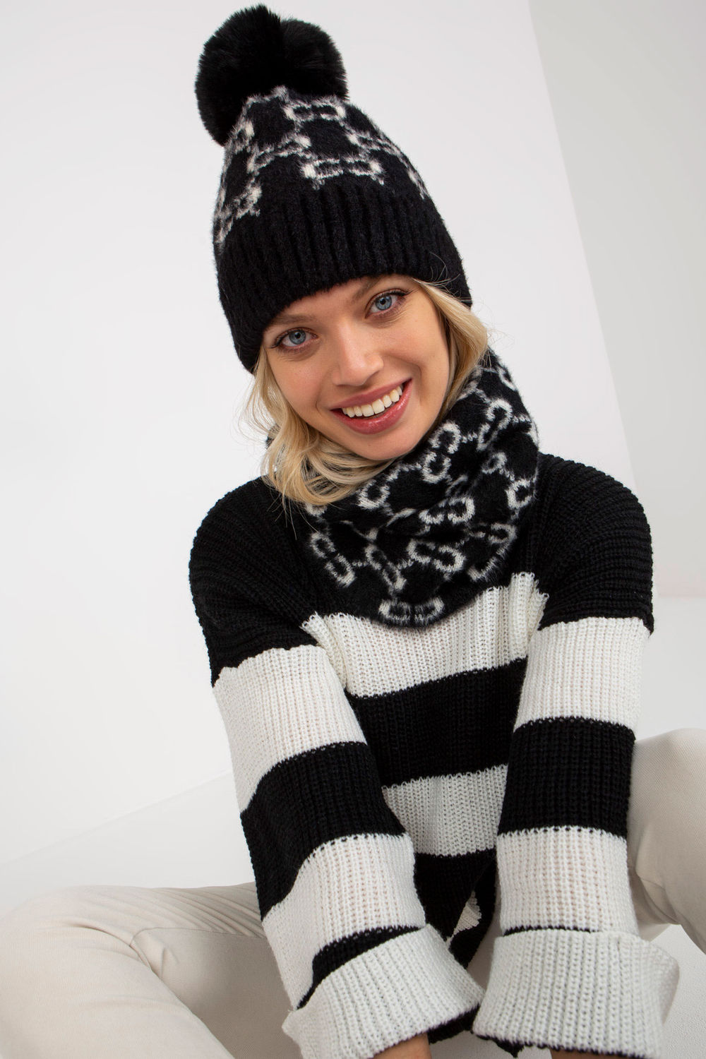  Infinity Scarf model 185920 AT  black
