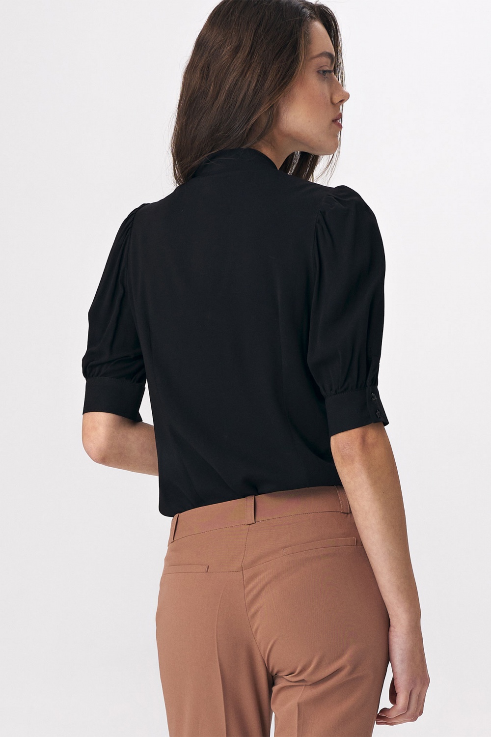 Elegancka czarna bluzka z wiązaniem na dekolcie B107 Black - Nife Czarny Damska