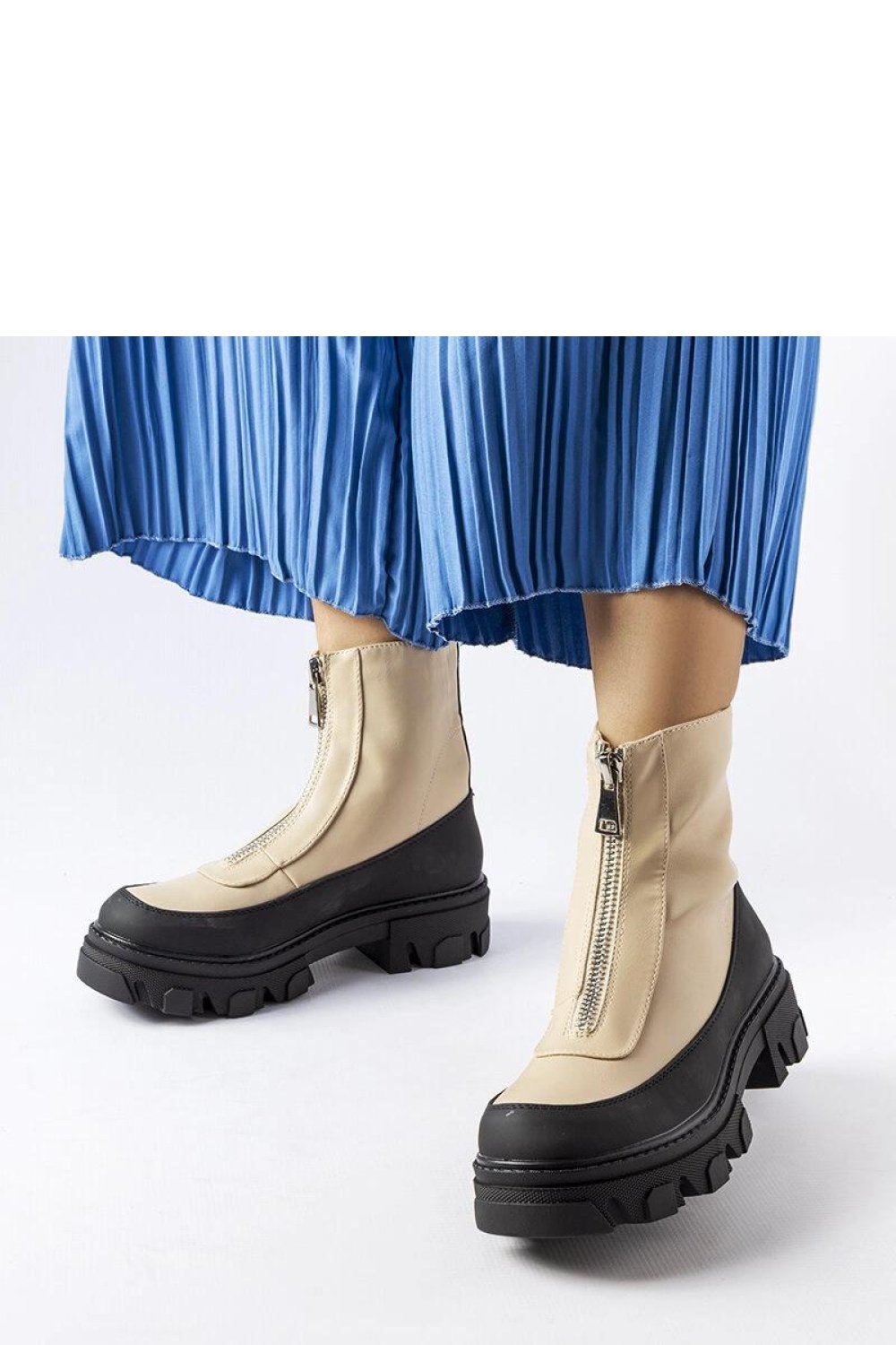  Boots model 204625 Solea  beige