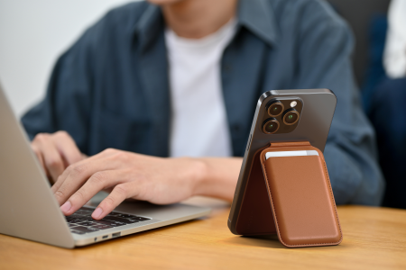 Satechi Vegan-Leather Wallet Stand do Apple iPhone MagSafe brown
