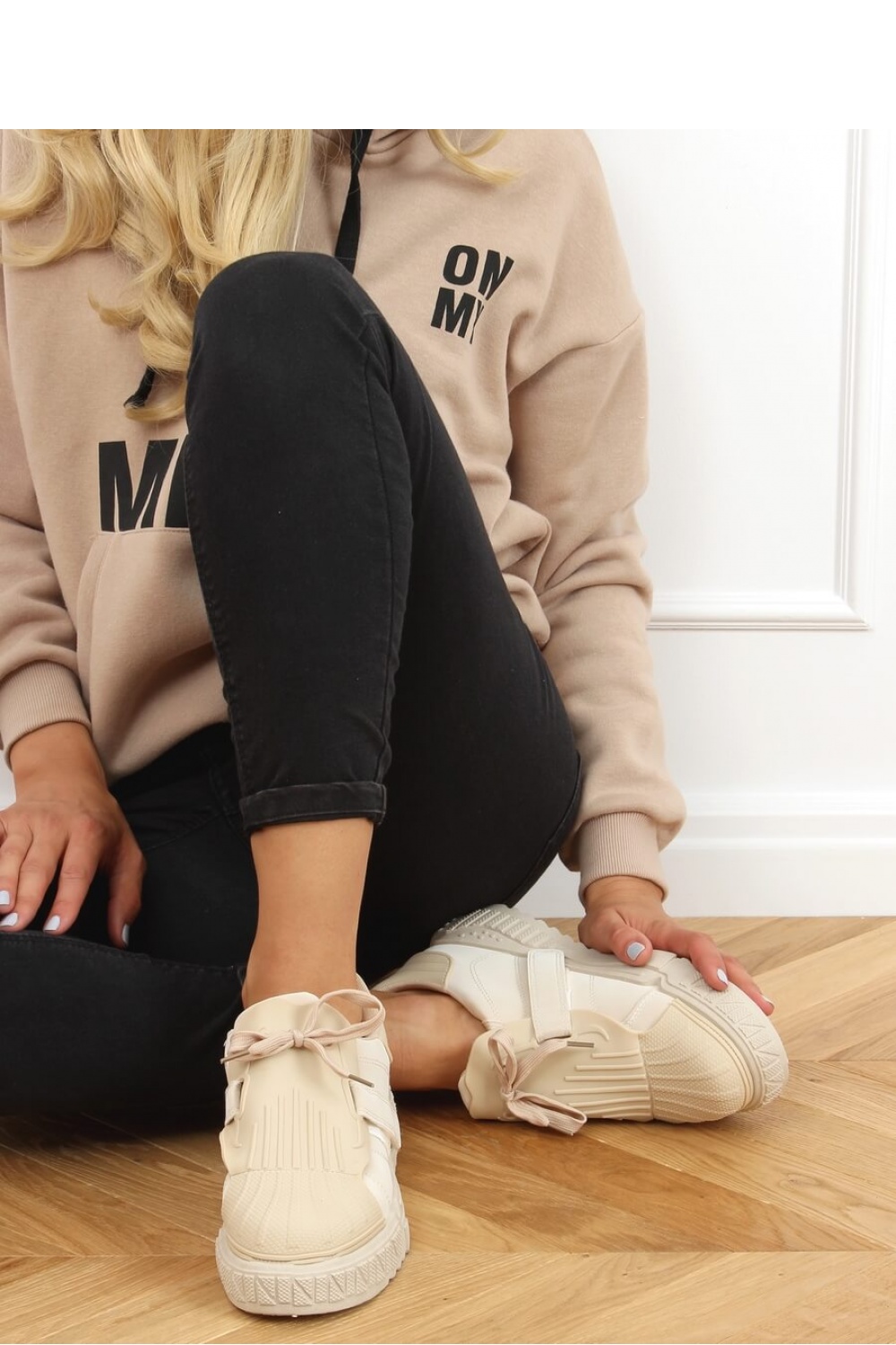 Sneakers model 157801 Inello beige Ladies