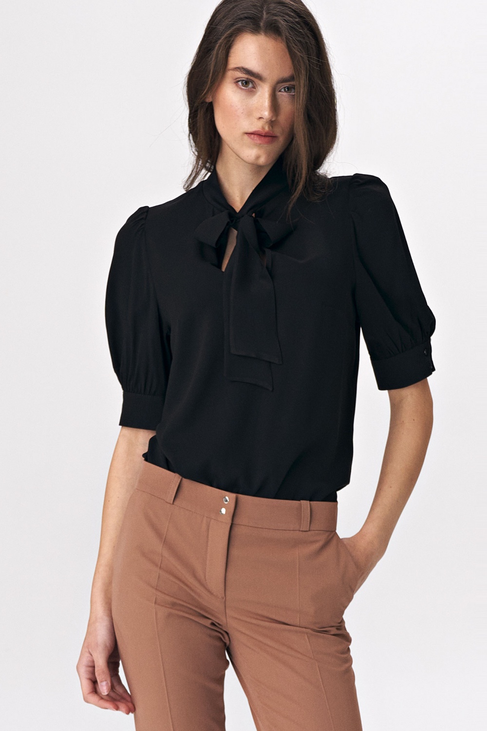 Elegancka czarna bluzka z wiązaniem na dekolcie B107 Black - Nife Czarny Damska