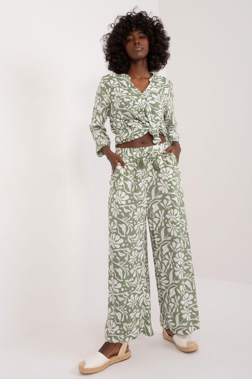  Women trousers model 196924 Sublevel  green