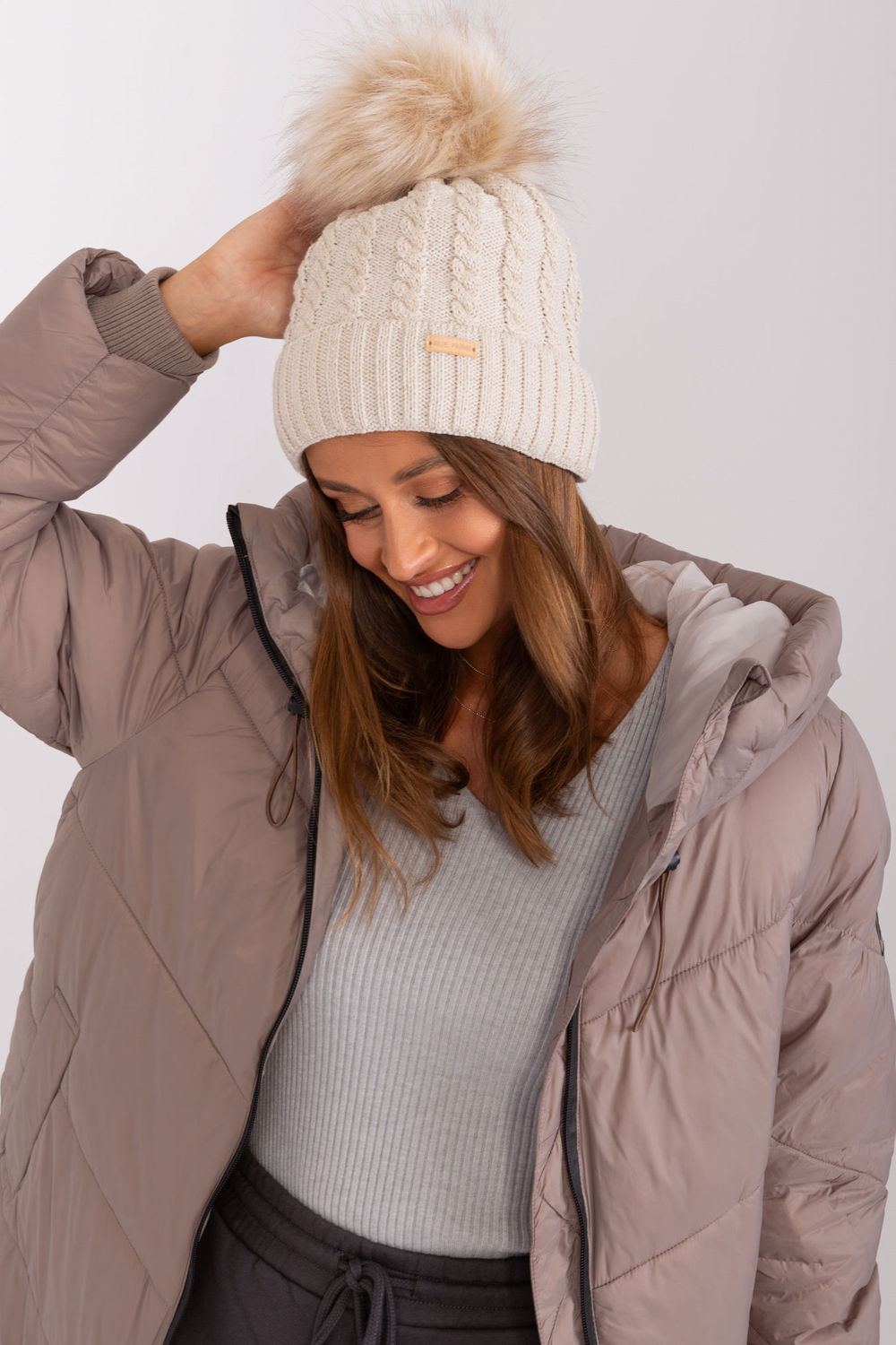  Cap model 187438 Rue Paris  beige