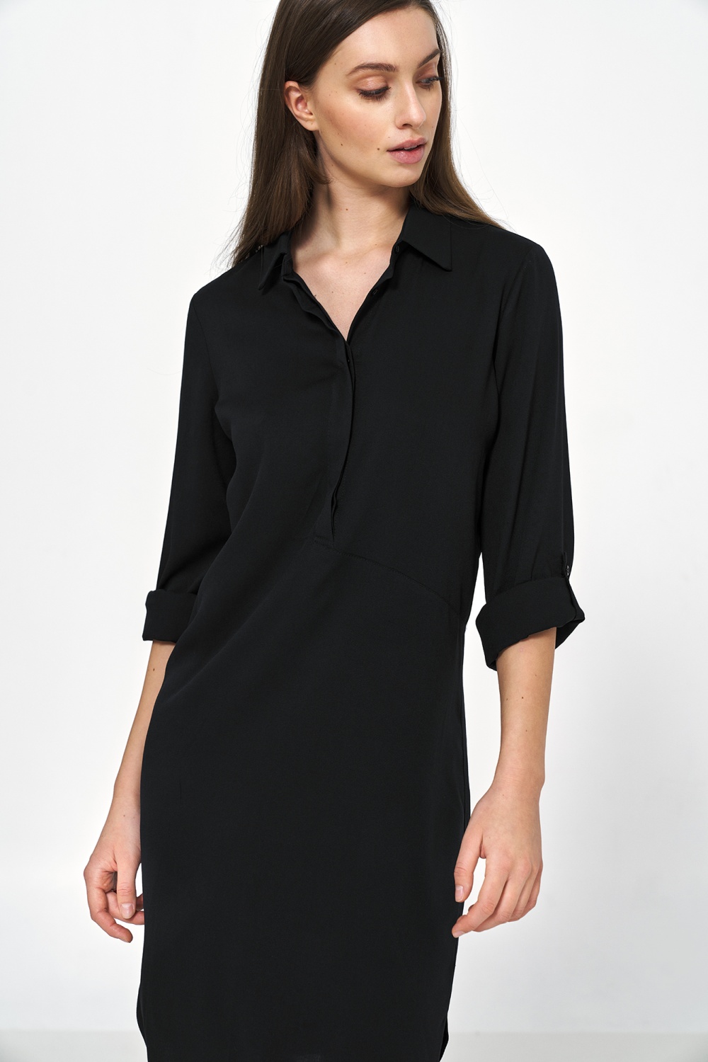 Sukienka Czarna sukienka oversize z podwijanym rękawem S226 Black - Nife Czarny Damska